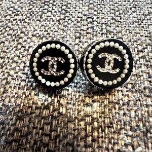 Chanel Crystal Pearl Cc Round Earrings